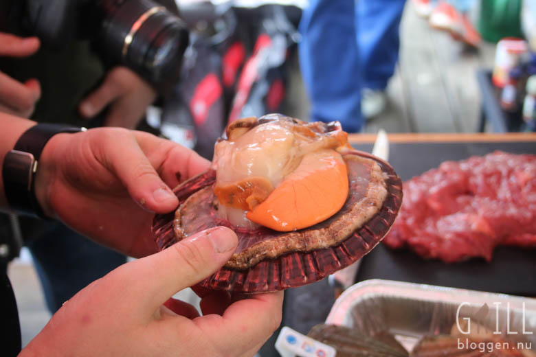 Pilgrimsmusslor på grillen