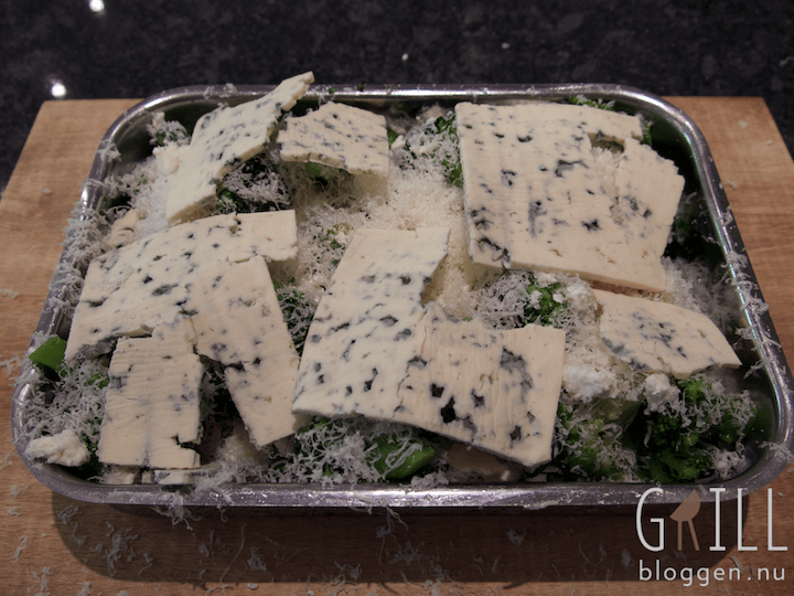 ugnsgratinerad broccoli grönmöggel ost castello hamburgerost