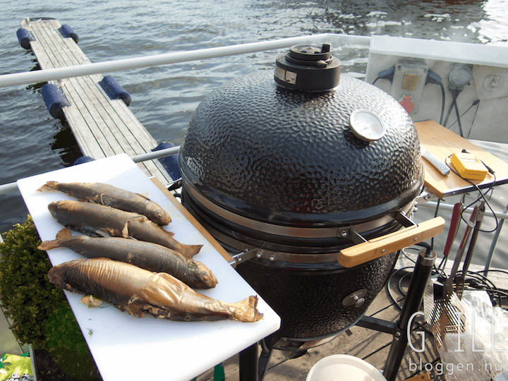 monolith rökt röding i keramisk grill